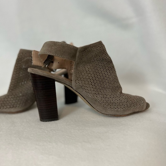 Tahari Size 7 1/2M Suede Taupe Perforated Open Toe Heeled Shoes - Picture 4 of 16